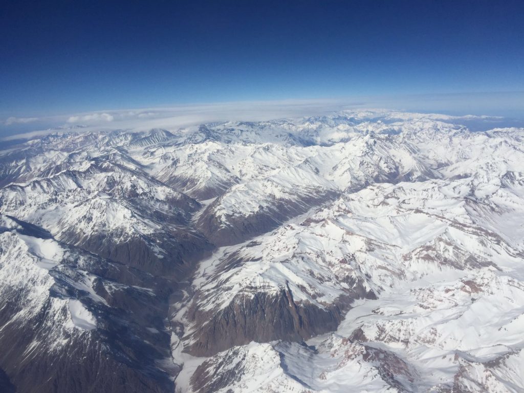 Le Ande innevate viste dall'aereo